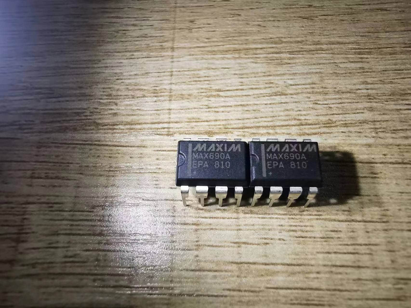 MAX690AEPA.jpg